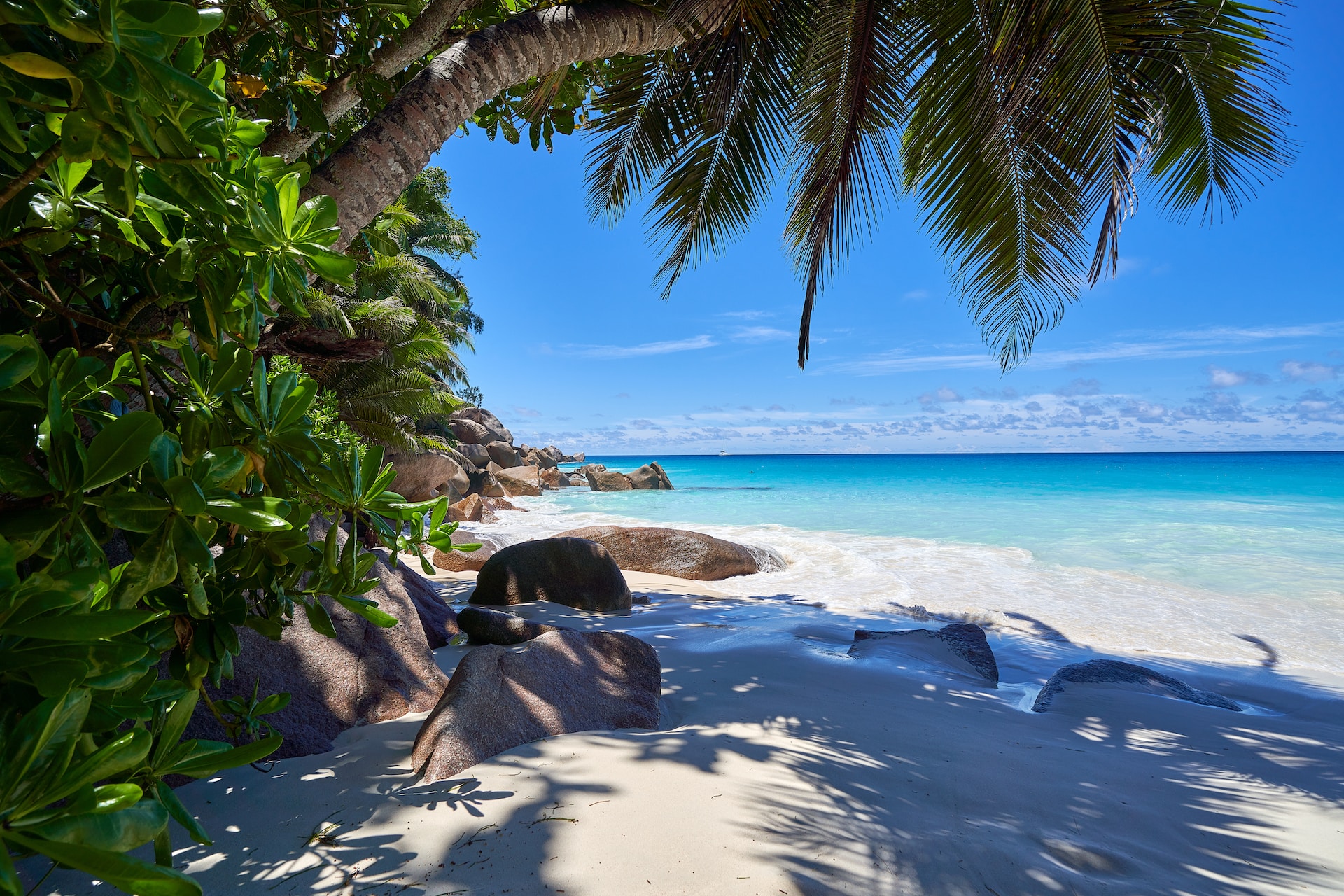 Cheap flights from London to the Seychelles from £543