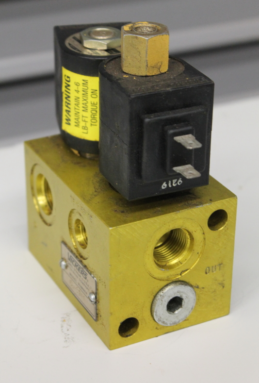 Hydraulic Solenoid Valve manifold Vickers MCD3941, 2 position 4 way 24VDC