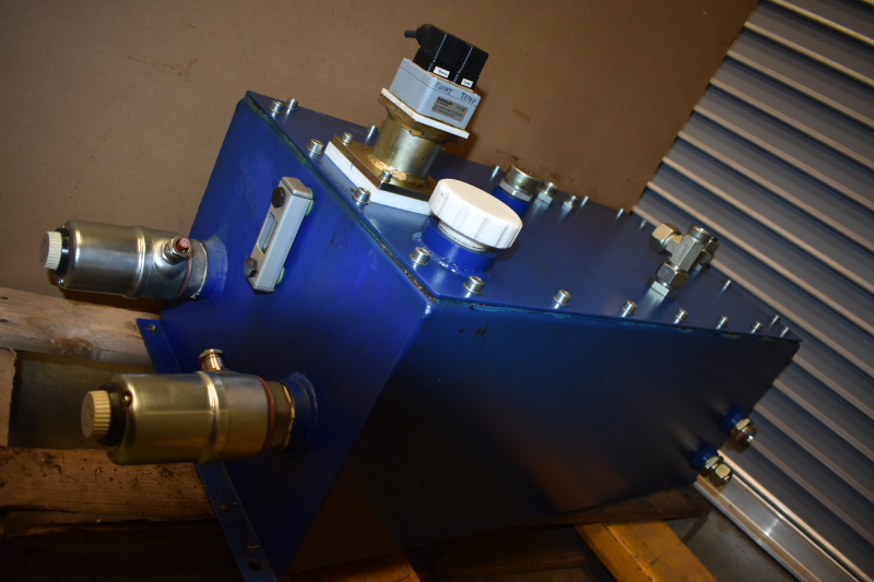 Hydraulic reservoir ,27 Gal, w/heaters, w/float switch level sensor