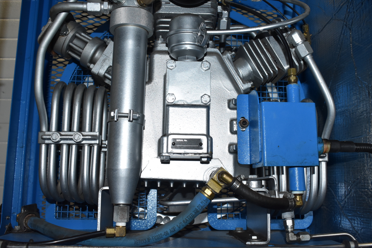 MAKO AC104, 3 stage high pressure air compressor 3000 psi ONLY 4 HRS!!