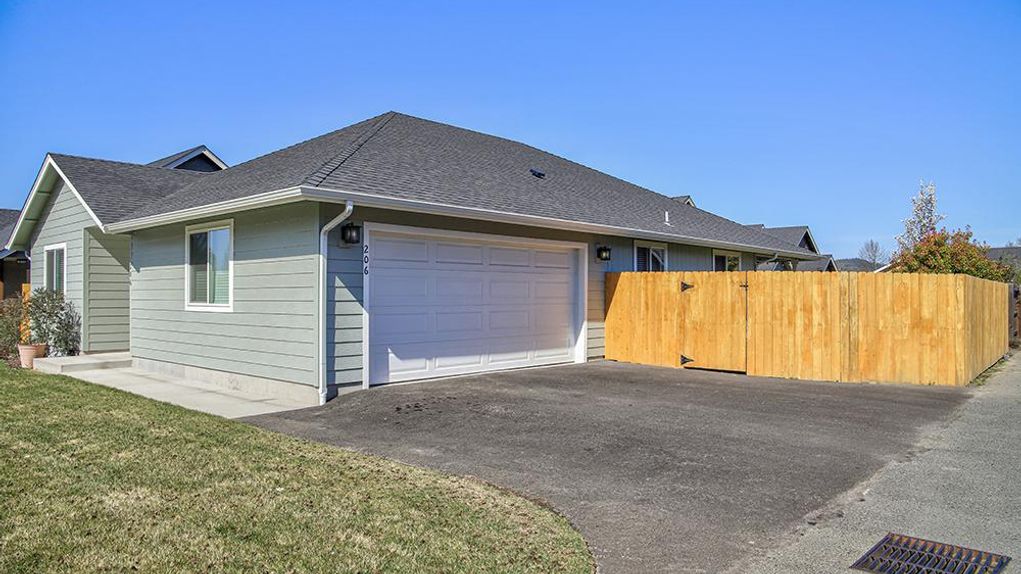 206 SE Grandview Ave., Grants Pass, OR 97527