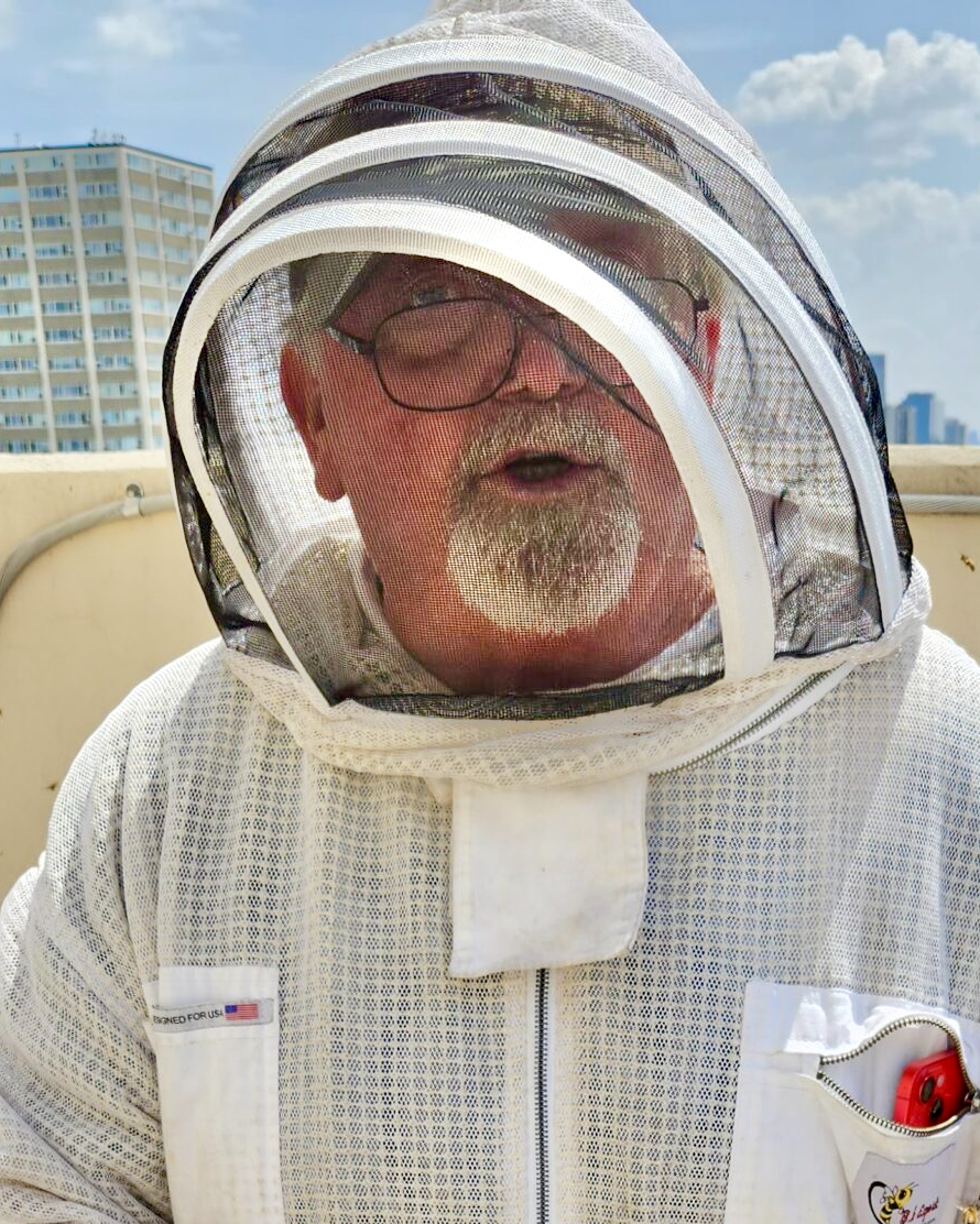 Rooftop Beekeeping with the Bee Buddies in Chicago (S6, E17)