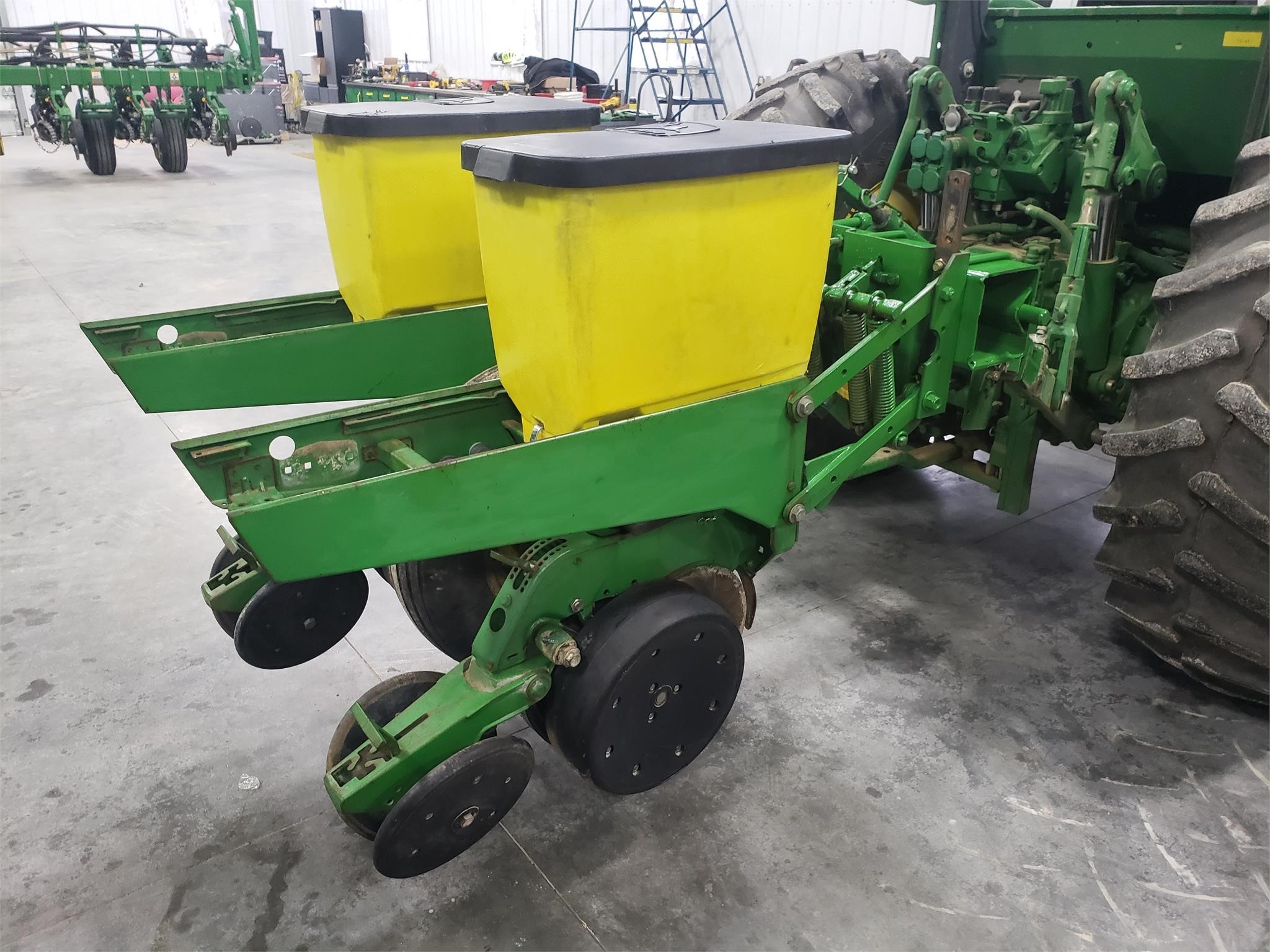 2003 John Deere 1700 Planter 3,500 Machinery Pete
