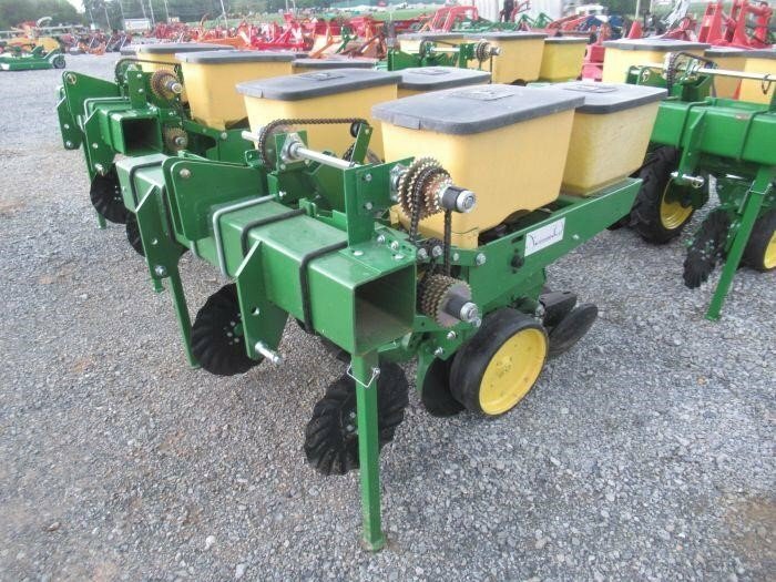 John Deere 7000 Planter 5,800 Machinery Pete