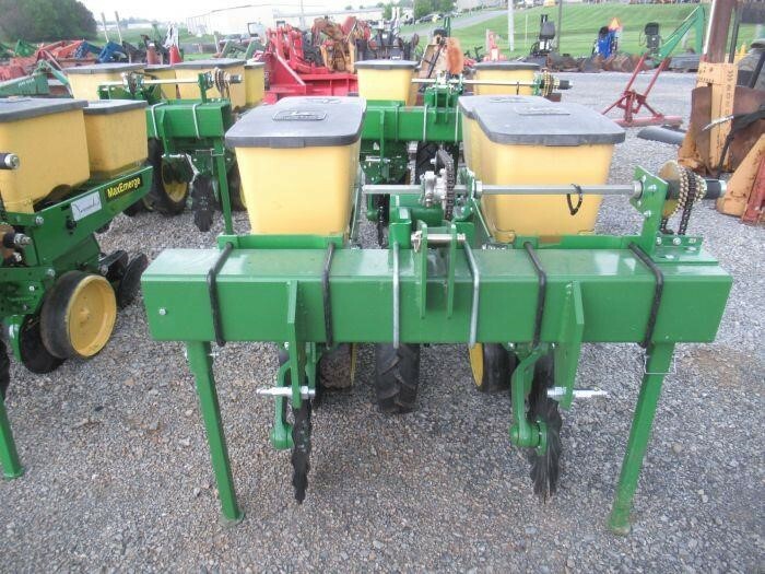 John Deere 7000 Planter 5,800 Machinery Pete