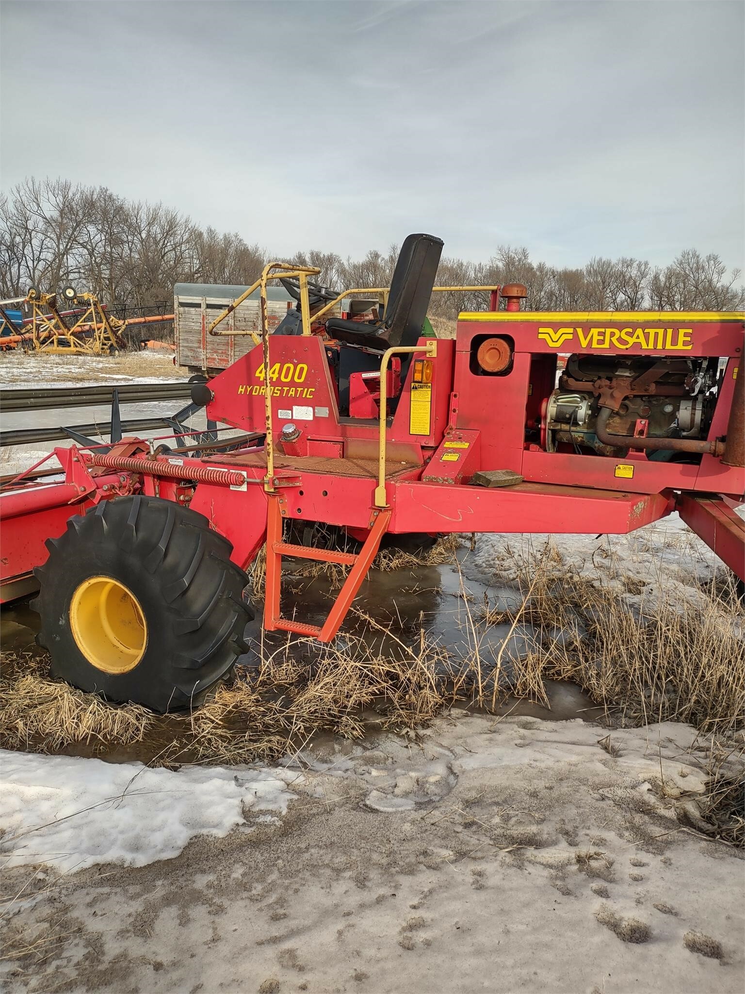 1981 Versatile 4400 SelfPropelled Windrowers and Swather Call