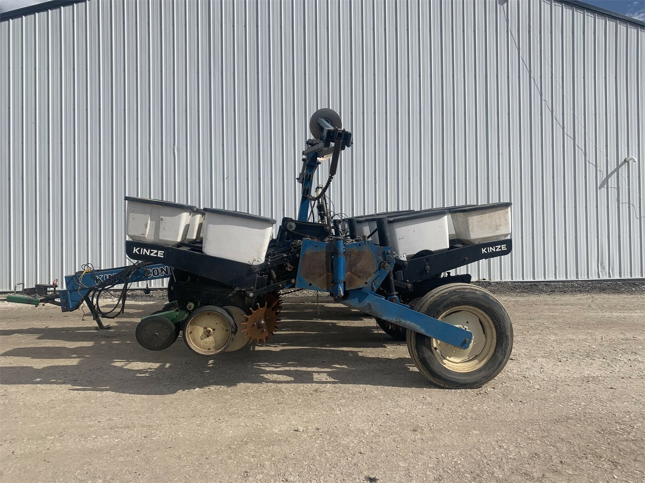 Kinze 2200 Planter 5,900 Machinery Pete