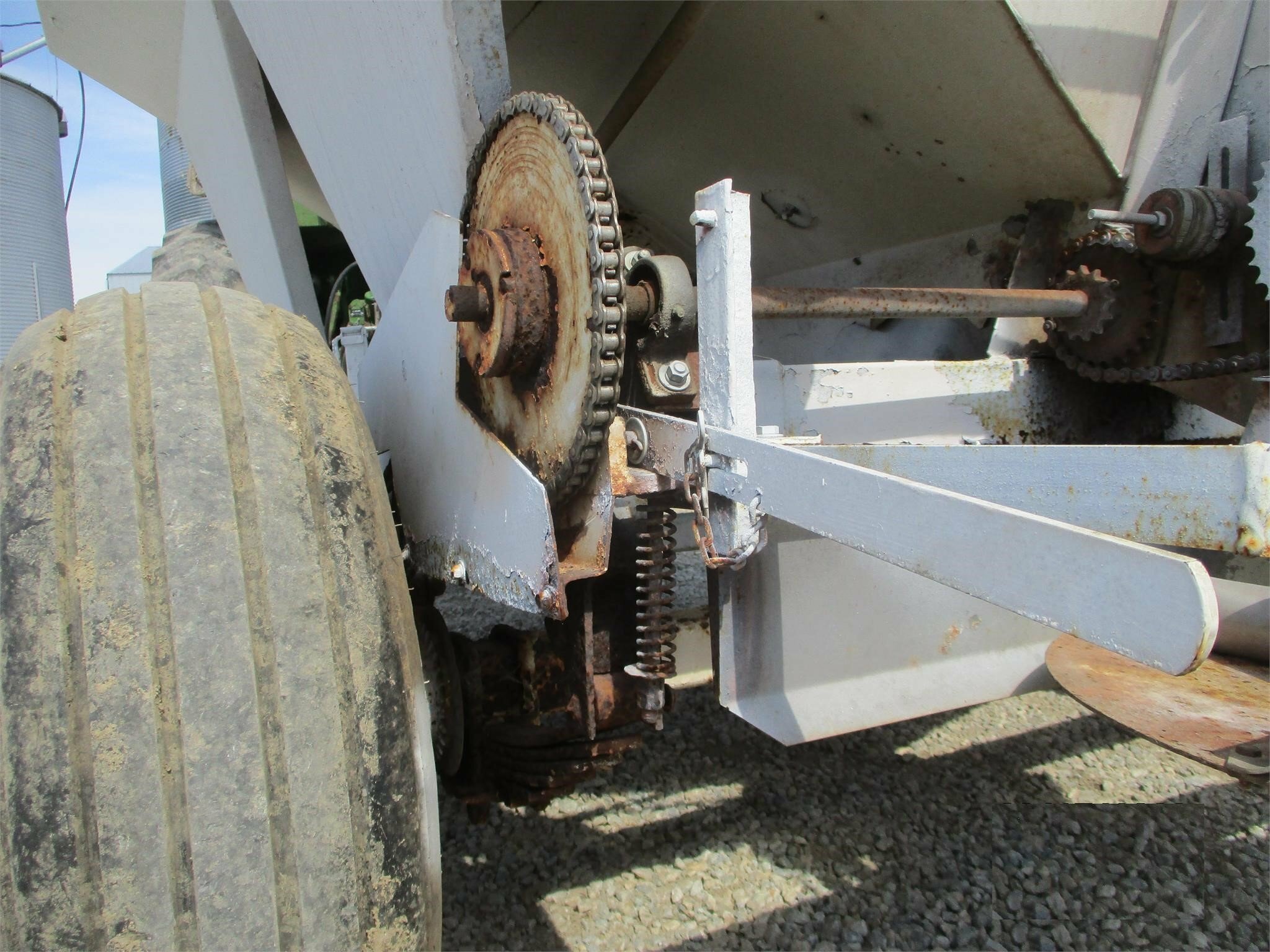 Willmar S500 Pull-Type Fertilizer Spreader - $5,500 | Machinery Pete