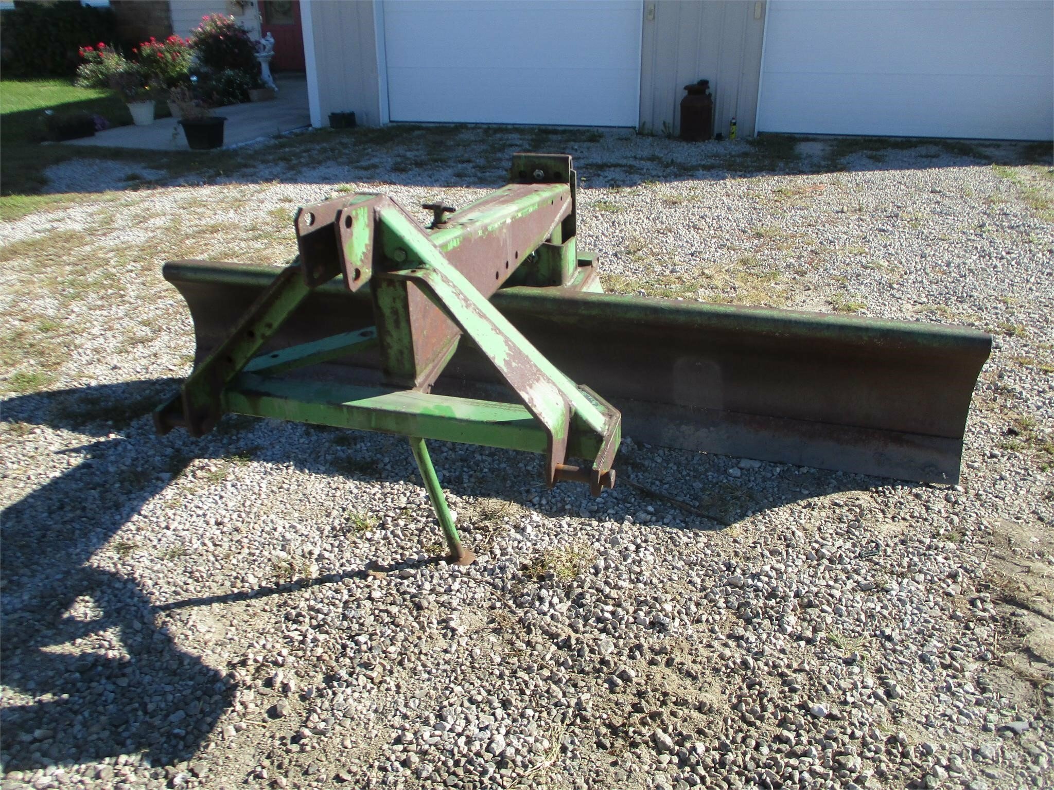 John Deere 115 Blade 1,750 Machinery Pete