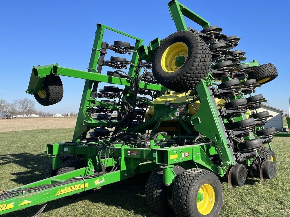 2018 John Deere 1990 Air Seeder 139,500 Machinery Pete