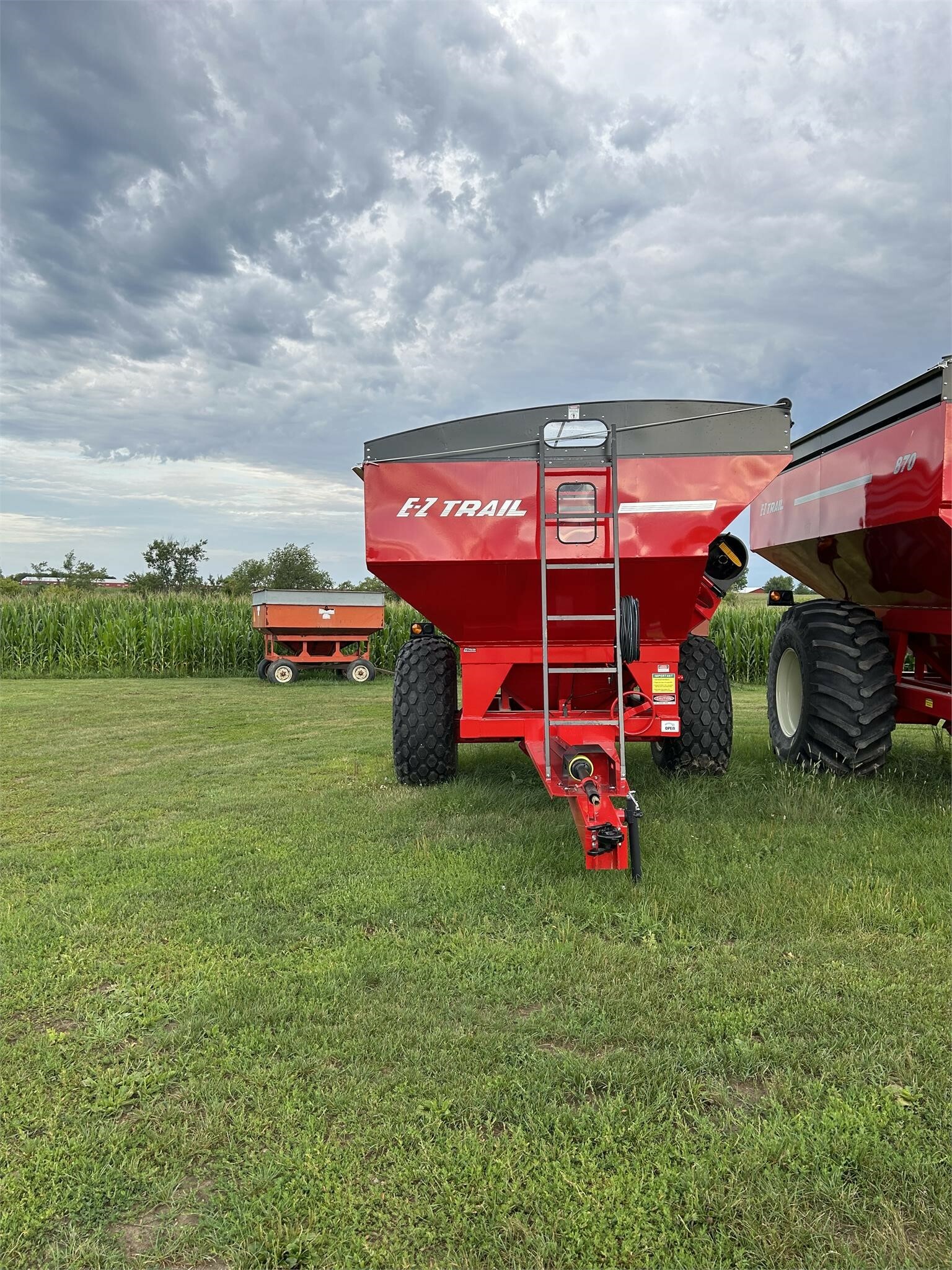 2022 EZ Trail 550 Grain Cart Call Machinery Pete