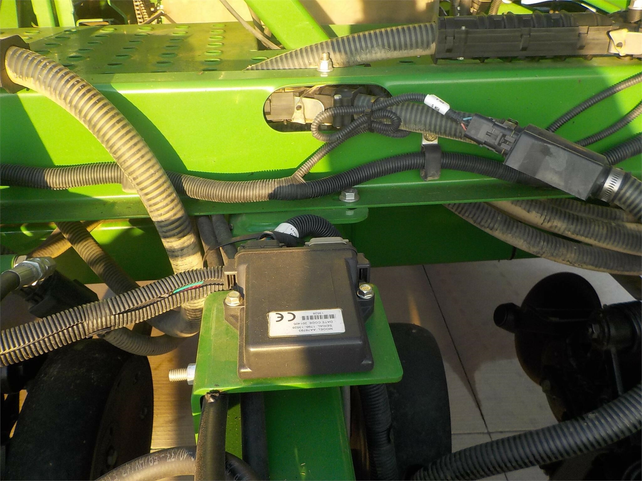 2014 John Deere 1990 Air Seeder 99,900 Machinery Pete