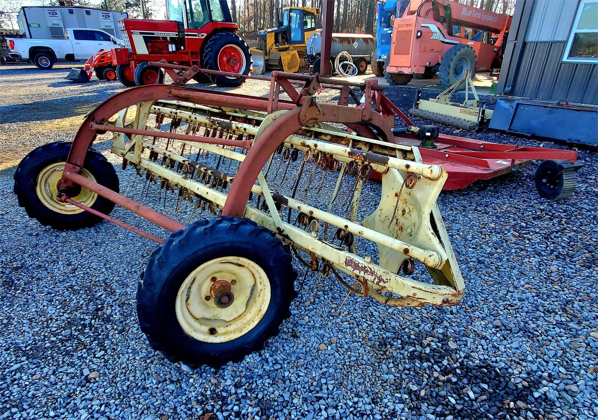New Holland 256 Rake - $1,250 | Machinery Pete