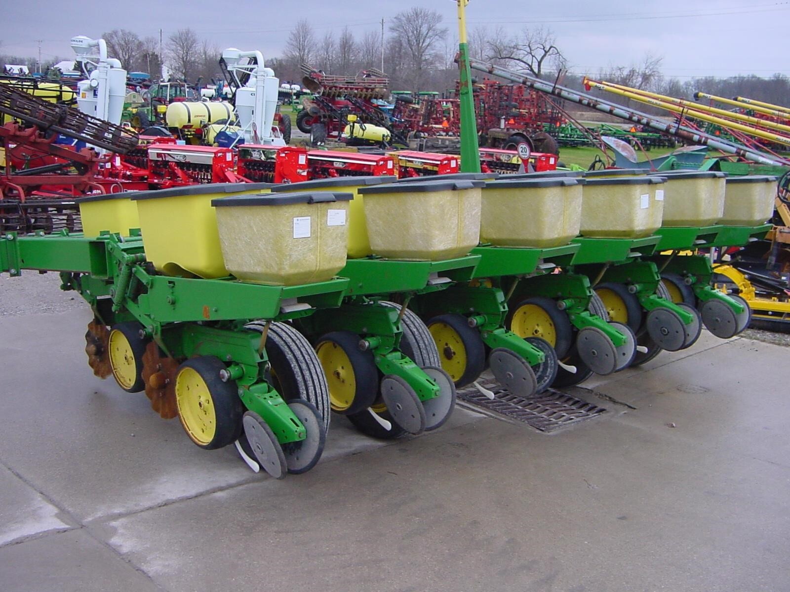 John Deere 7000 Planter 15,800 Machinery Pete