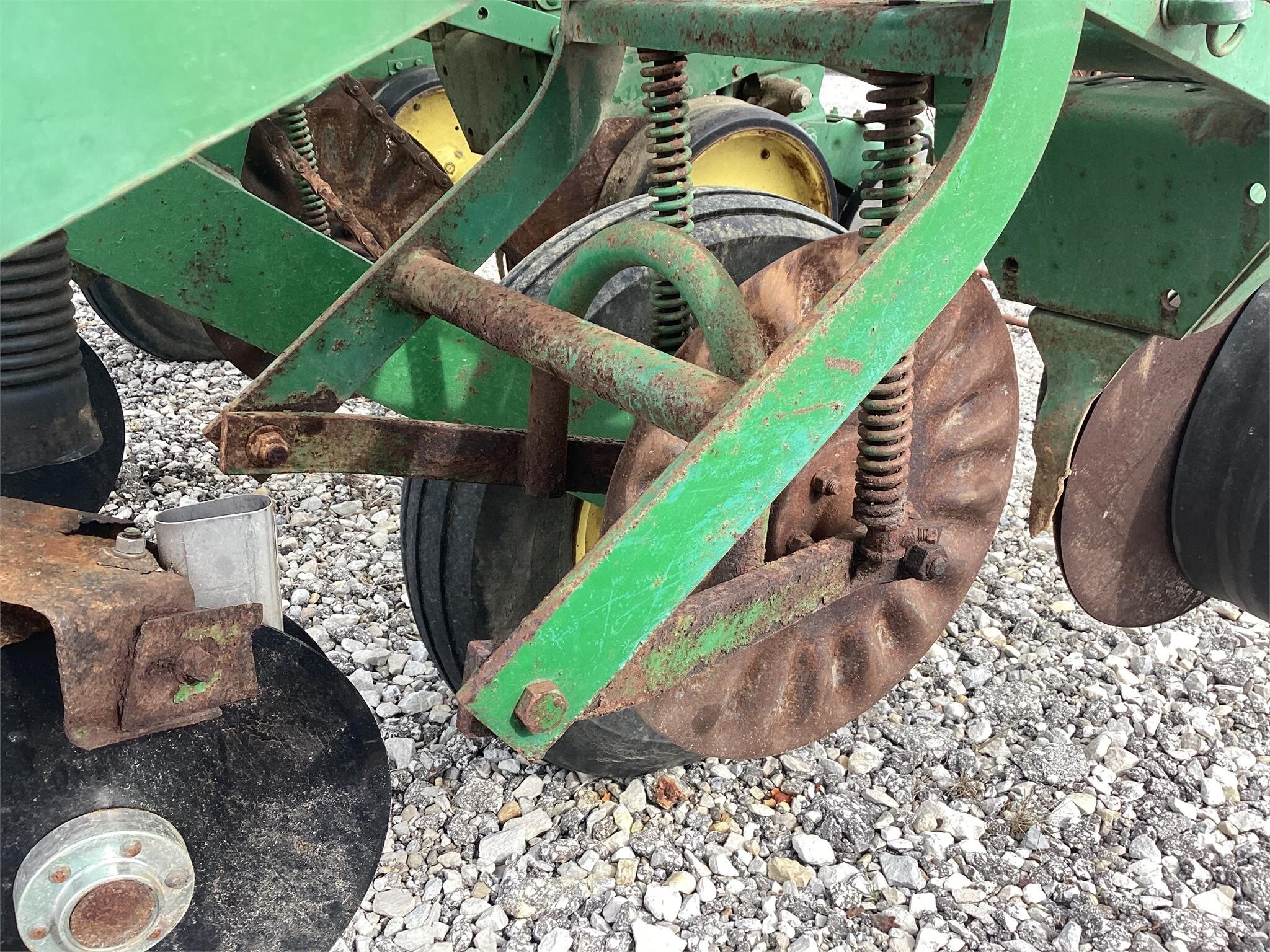 John Deere 7000 Planter 3,950 Machinery Pete