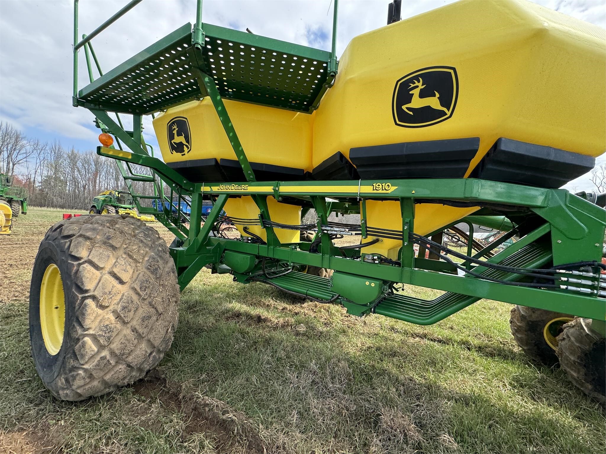 2014 John Deere 1890 Air Seeder 78,500 Machinery Pete