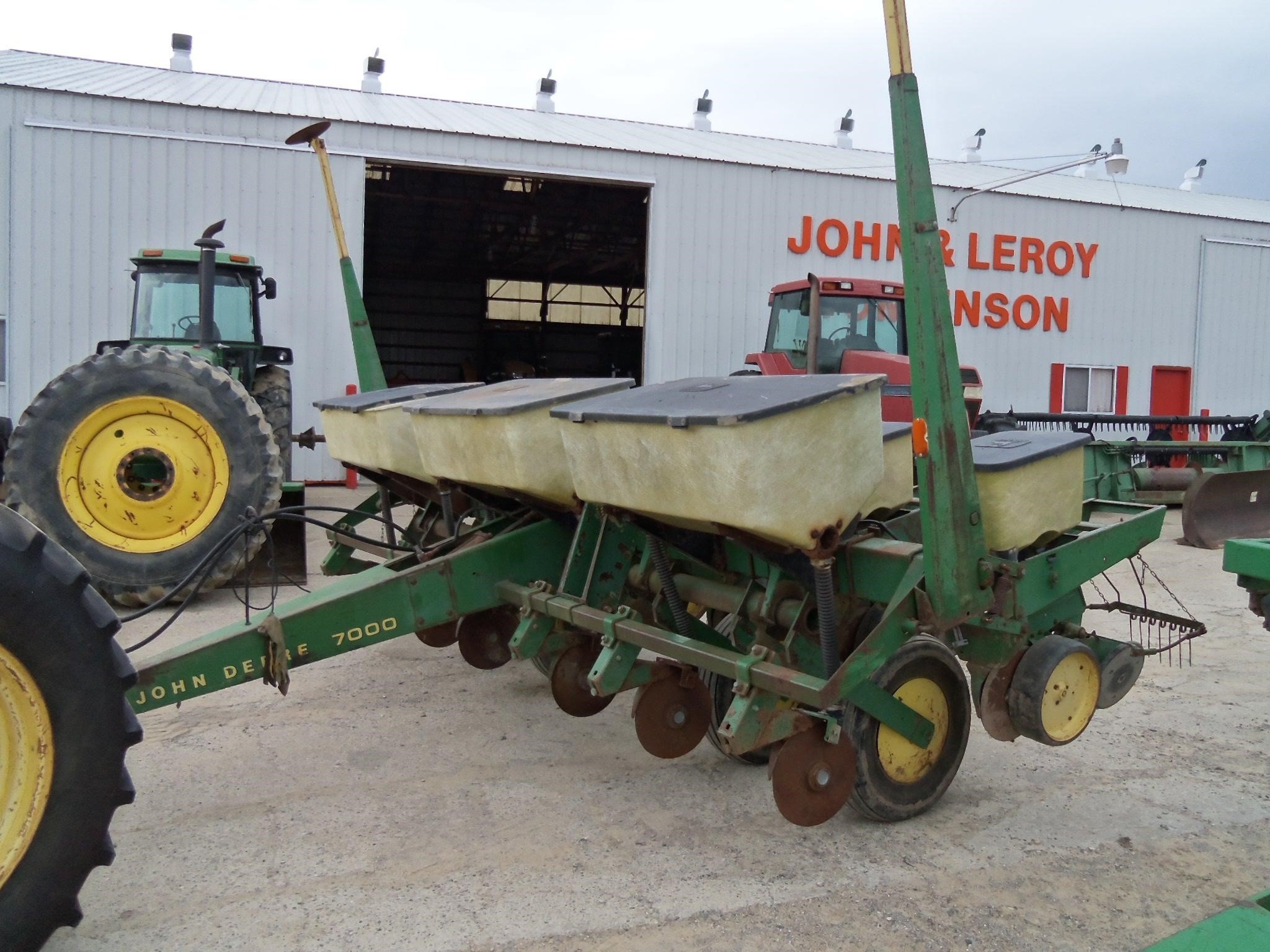 John Deere 7000 Planter 5,500 Machinery Pete
