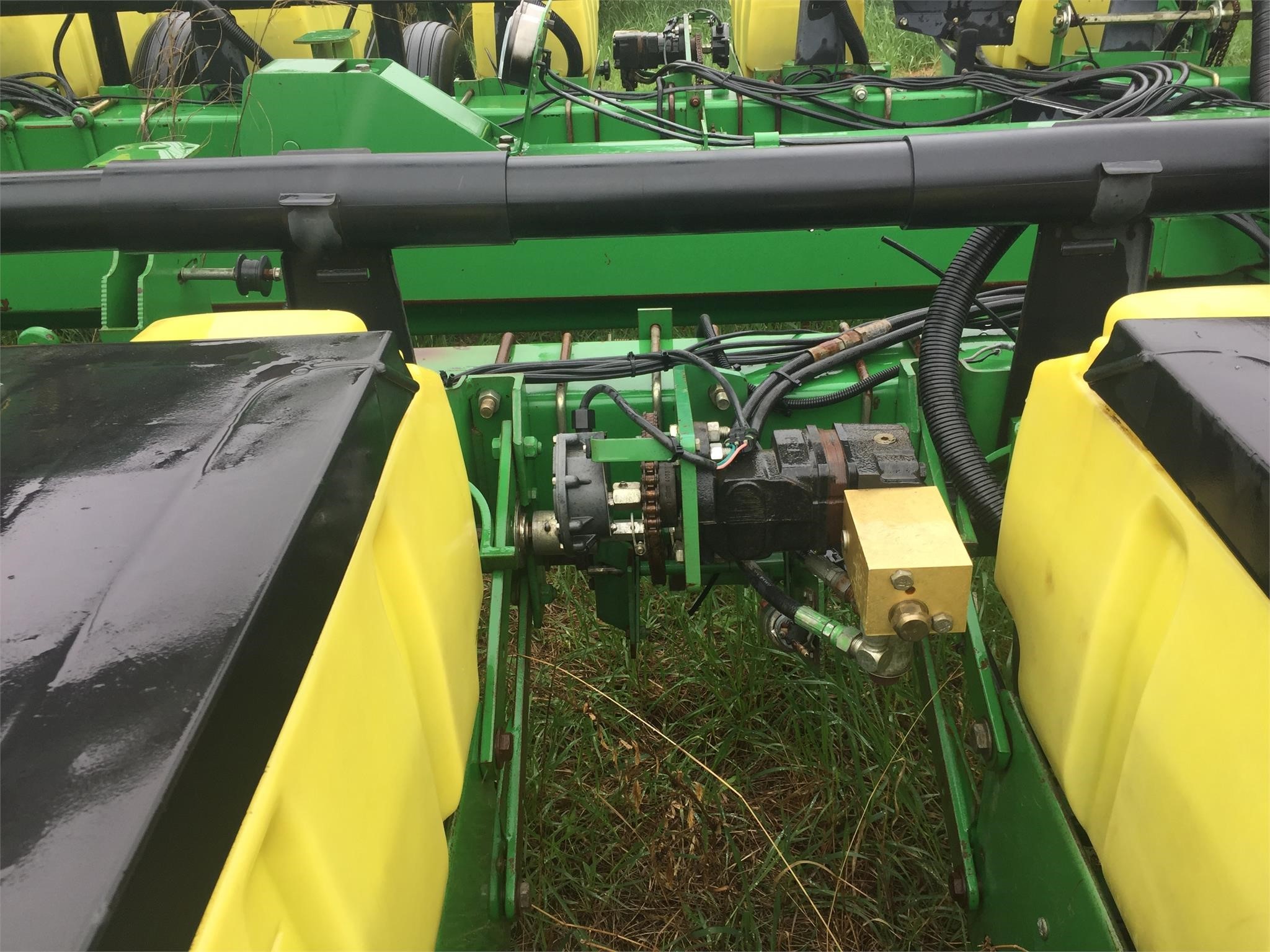 1998 John Deere 1770 Planter 17,500 Machinery Pete