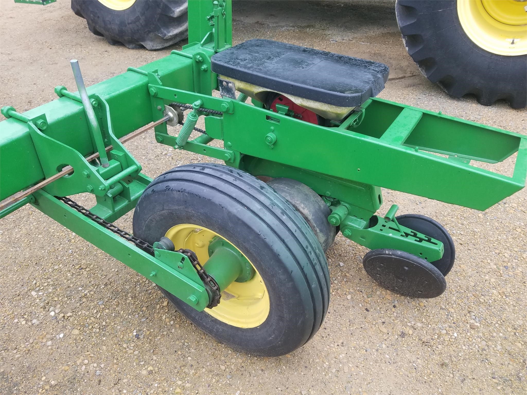 John Deere 7100 Planter 4,900 Machinery Pete