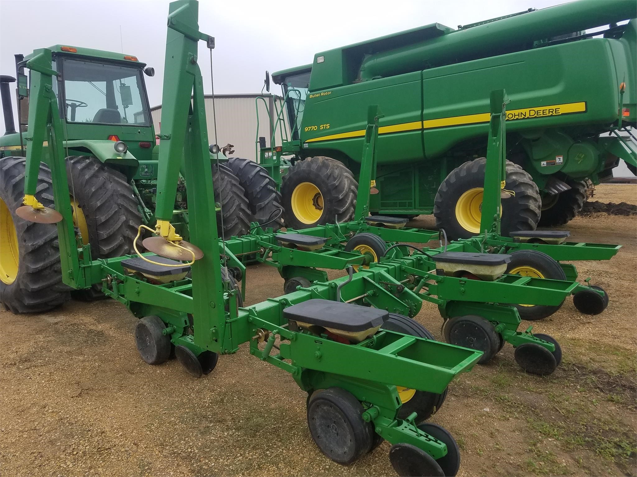 John Deere 7100 Planter 4,900 Machinery Pete