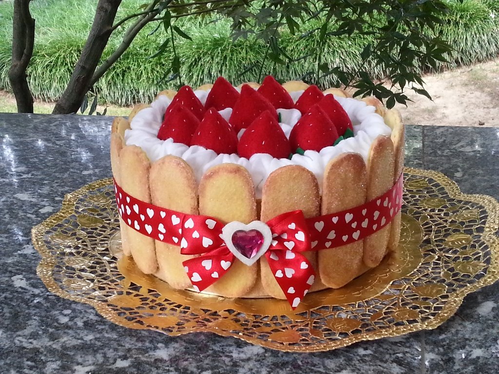 Torta Panna E Fragole Con Savoiardi