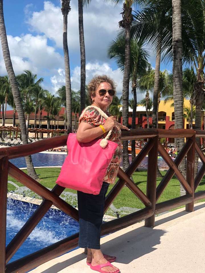 Beautiful woman sightseeing online puzzle