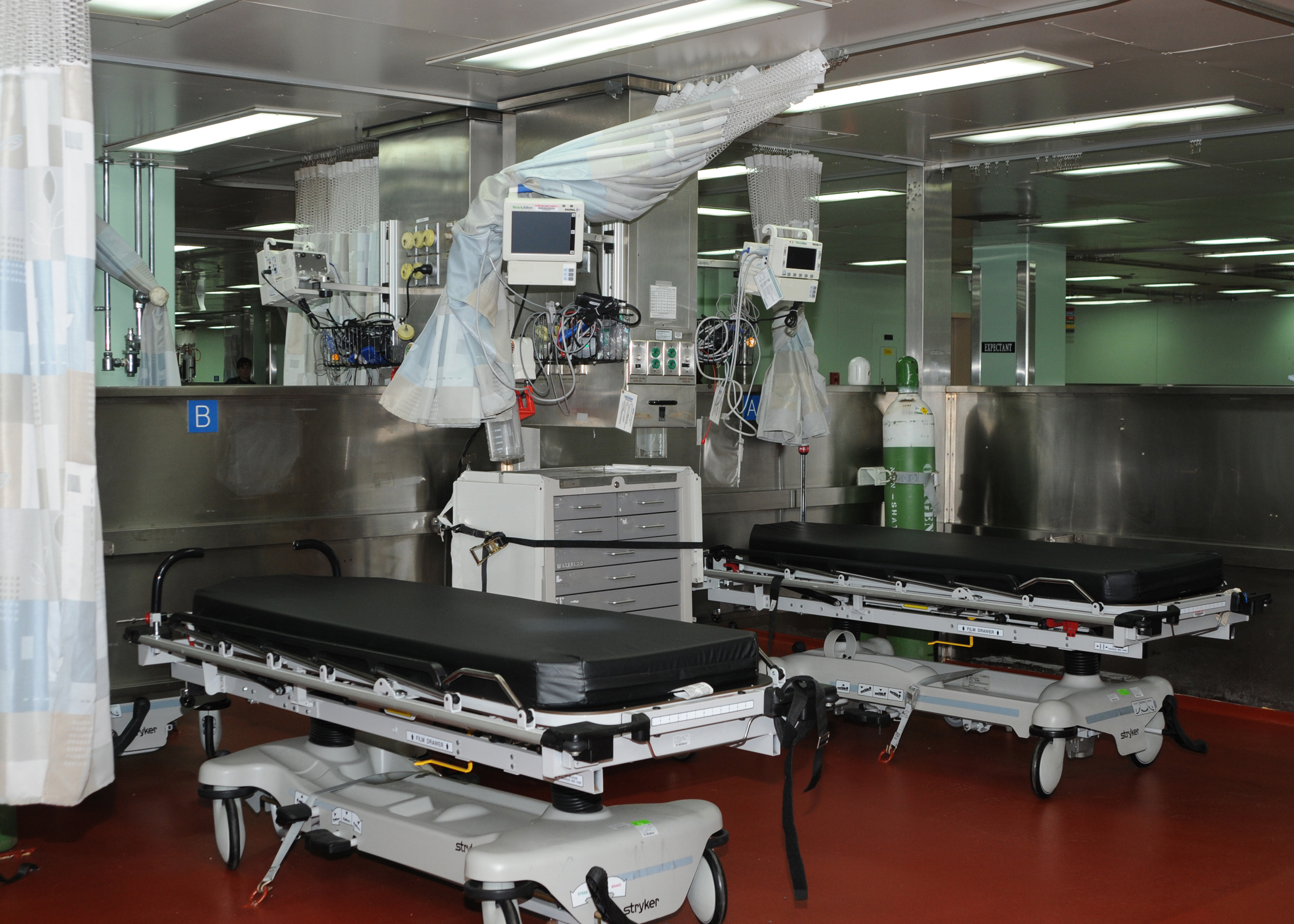 22 photos of the incredible floating hospital that can care for 1,000