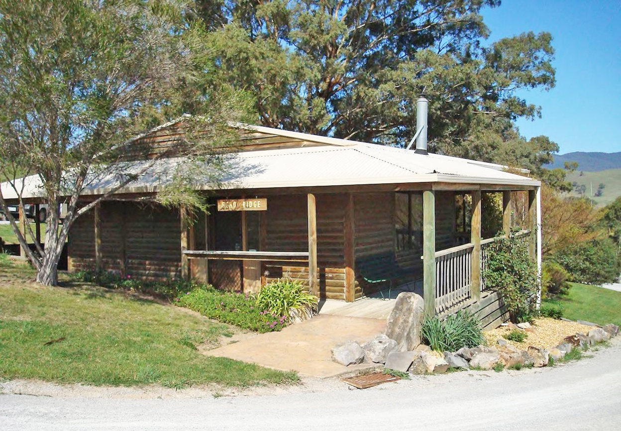 Romantic Echo Ridge Spa Cabin Cottage for Rent in Buchan, Gippsland
