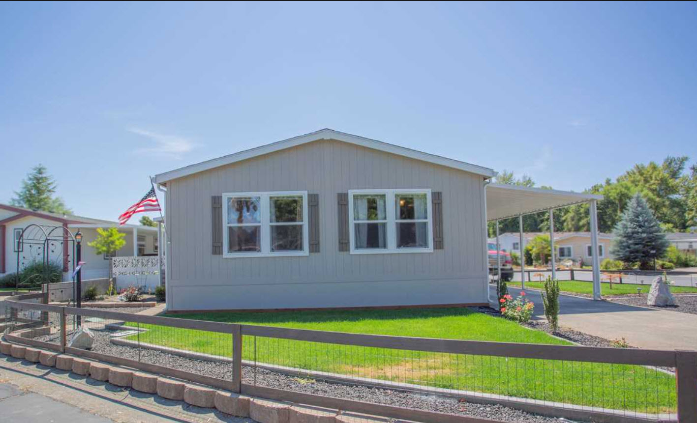 Mobile Home in Bear Lake Estates in Phoenix, Oregon
