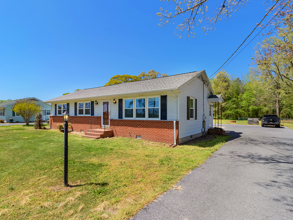 County Seat Highway Home Conveniently Rests Between Laurel and