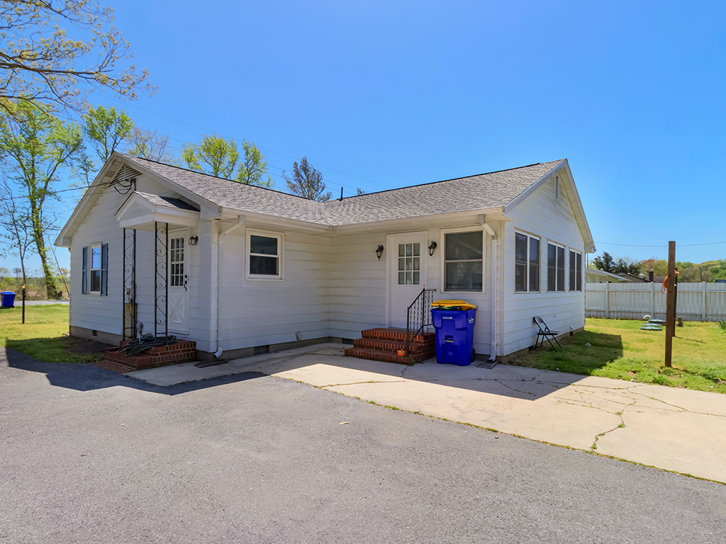 County Seat Highway Home Conveniently Rests Between Laurel and