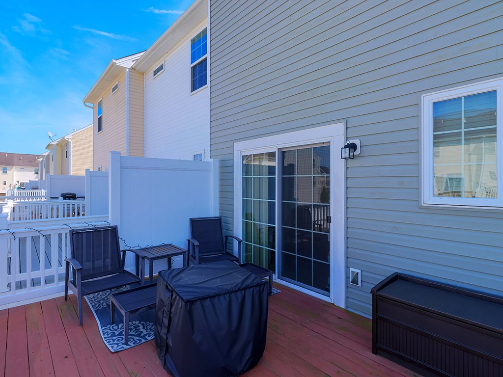 Plantation Lakes Townhome is A Short Stroll Away From the Community