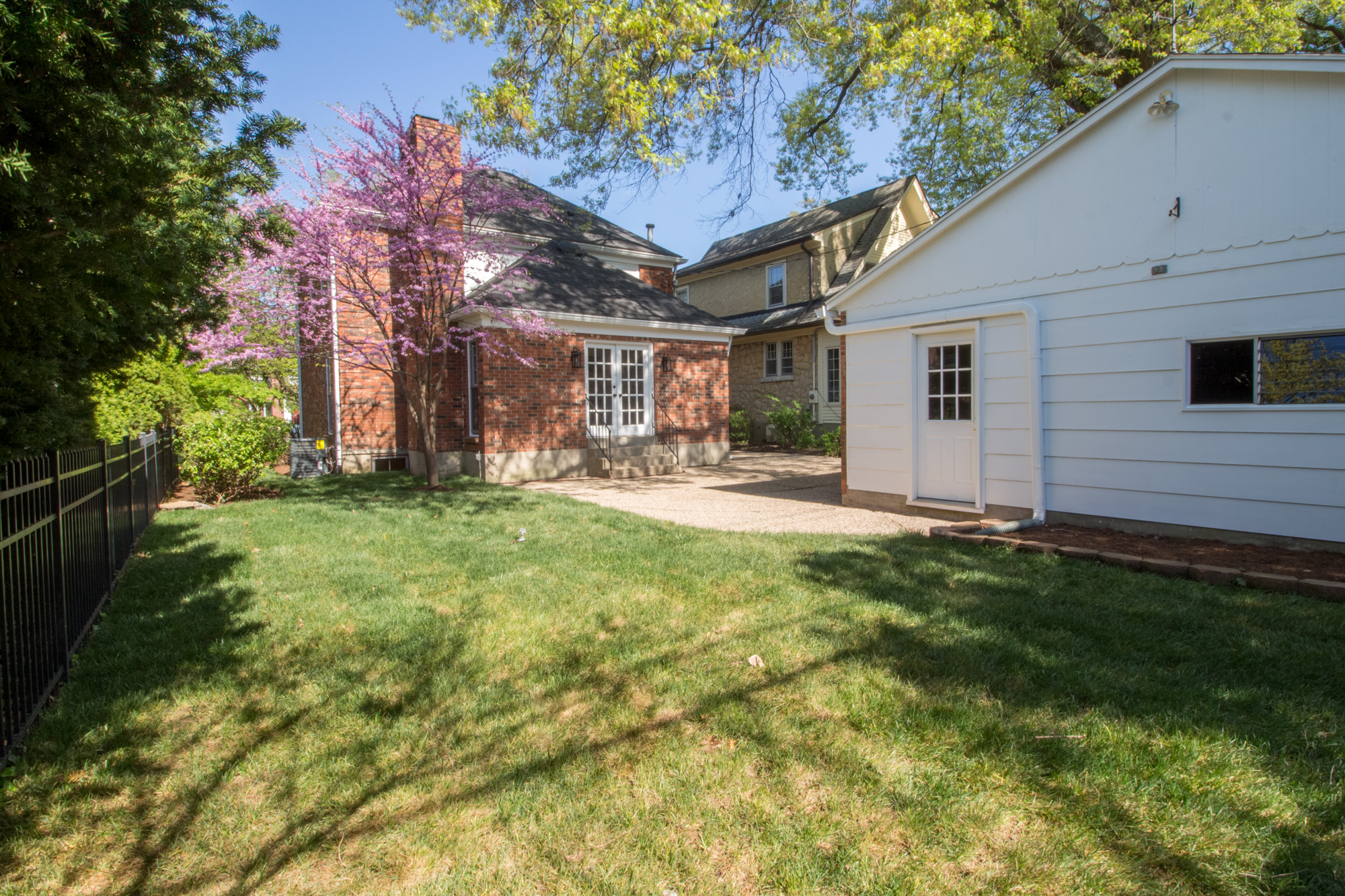 Video WalkThru of 2518 Meadow Rd in Seneca Gardens 40205