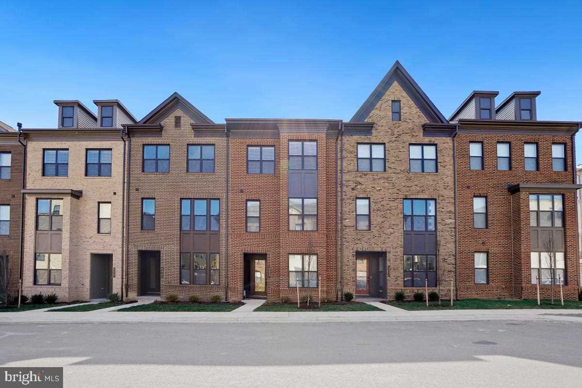 New TurnKey Townhouse Loaded with Upgrades in Thriving Brambleton Community