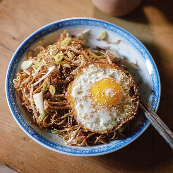 Soy sauce chow mein with a fried egg Recipe Sur La Table