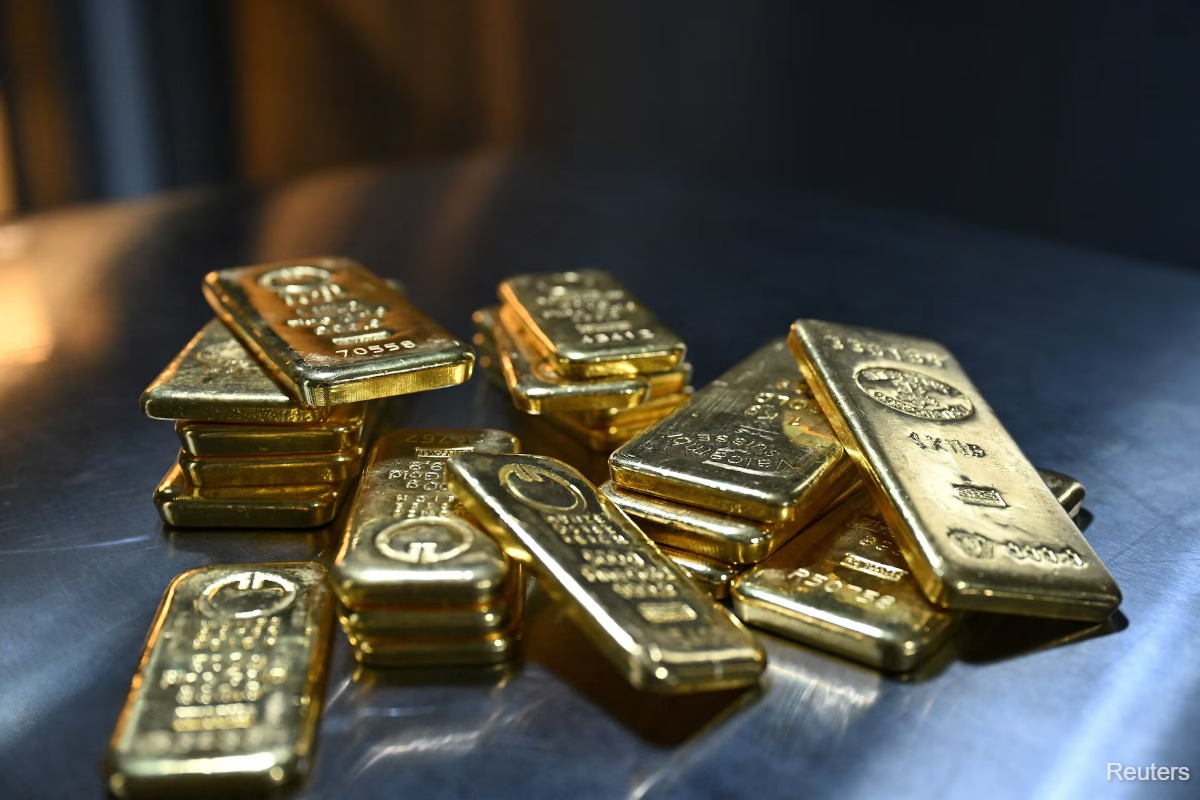 Gold eases on strong US jobs data, Fed ratehike bets