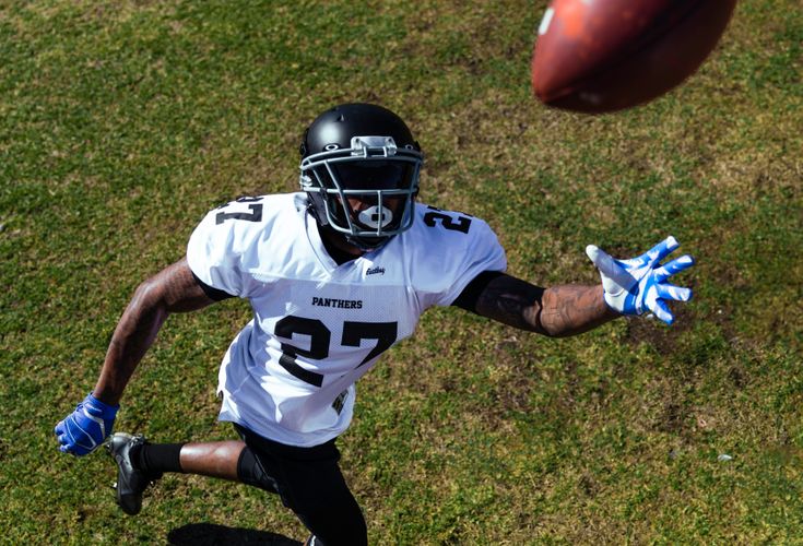 The benefits of wearing football gloves