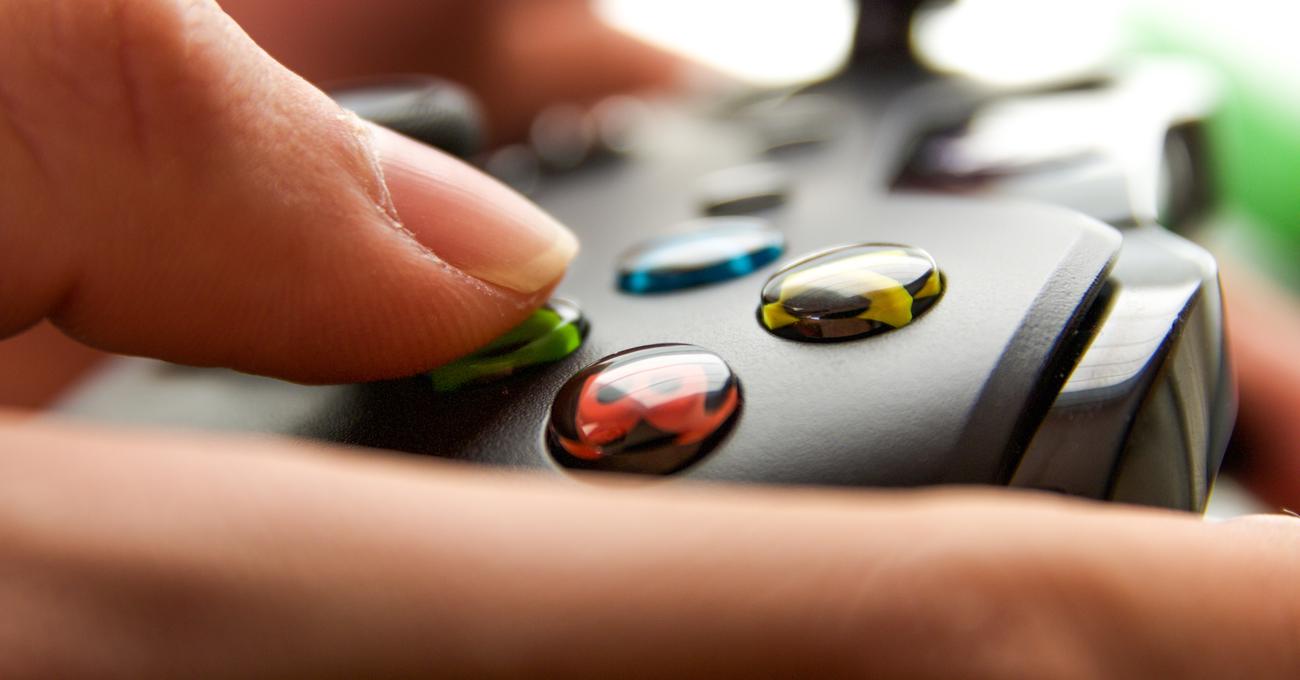 Why Does My Xbox Controller Keep Turning Off? (How To Fix) Retire