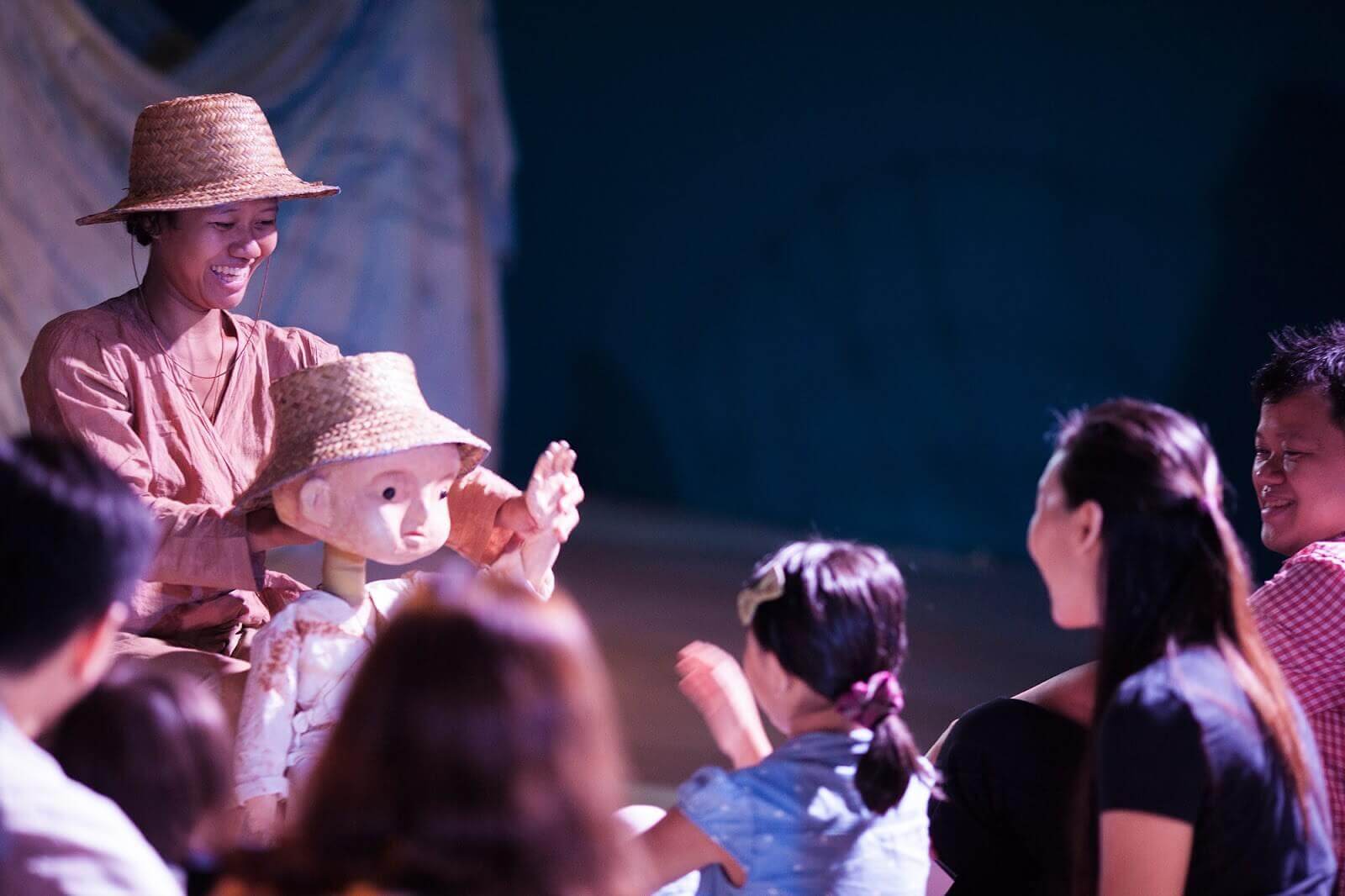 Papermoon Puppet Theatre Bercerita Lewat Rasa