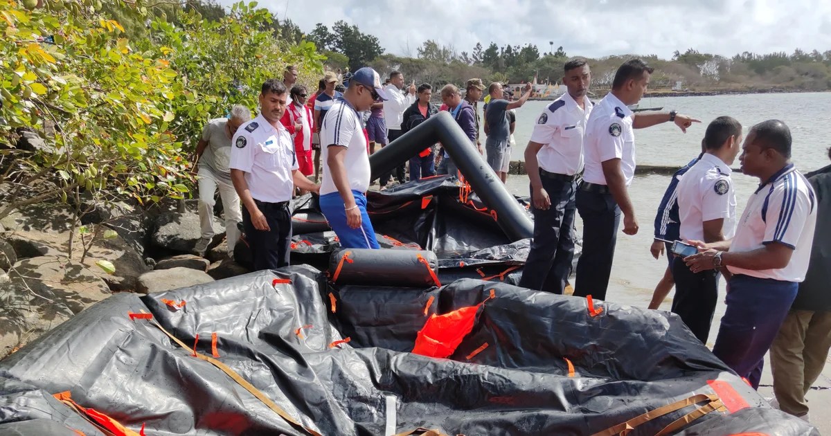 2 dead and 2 missing after boats collide during oil spill cleanup in