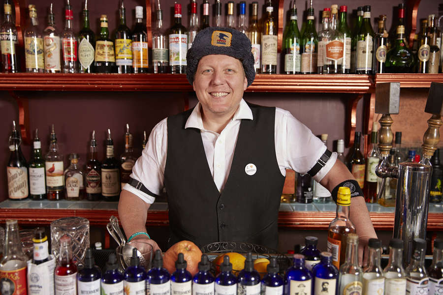 How to run a cocktail bar Drink psychology Thrillist