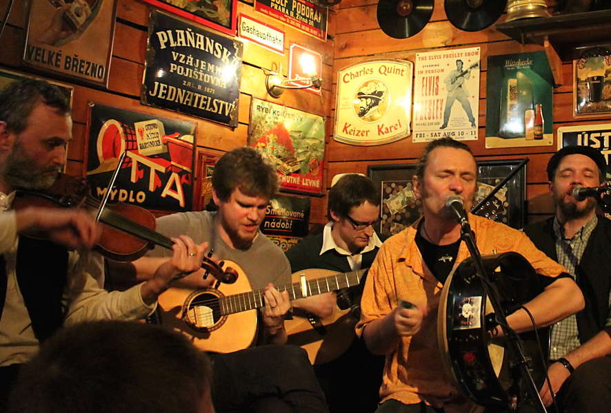 The Best Irish Drinking Songs That Everyone Should Know