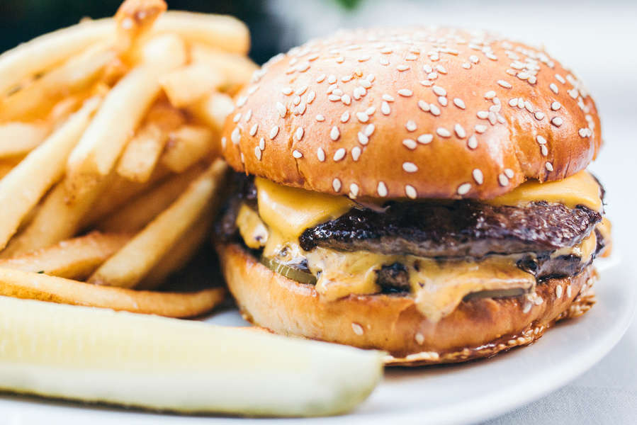 Burger Restaurants in Chicago for the Best Hamburger Burger Quest