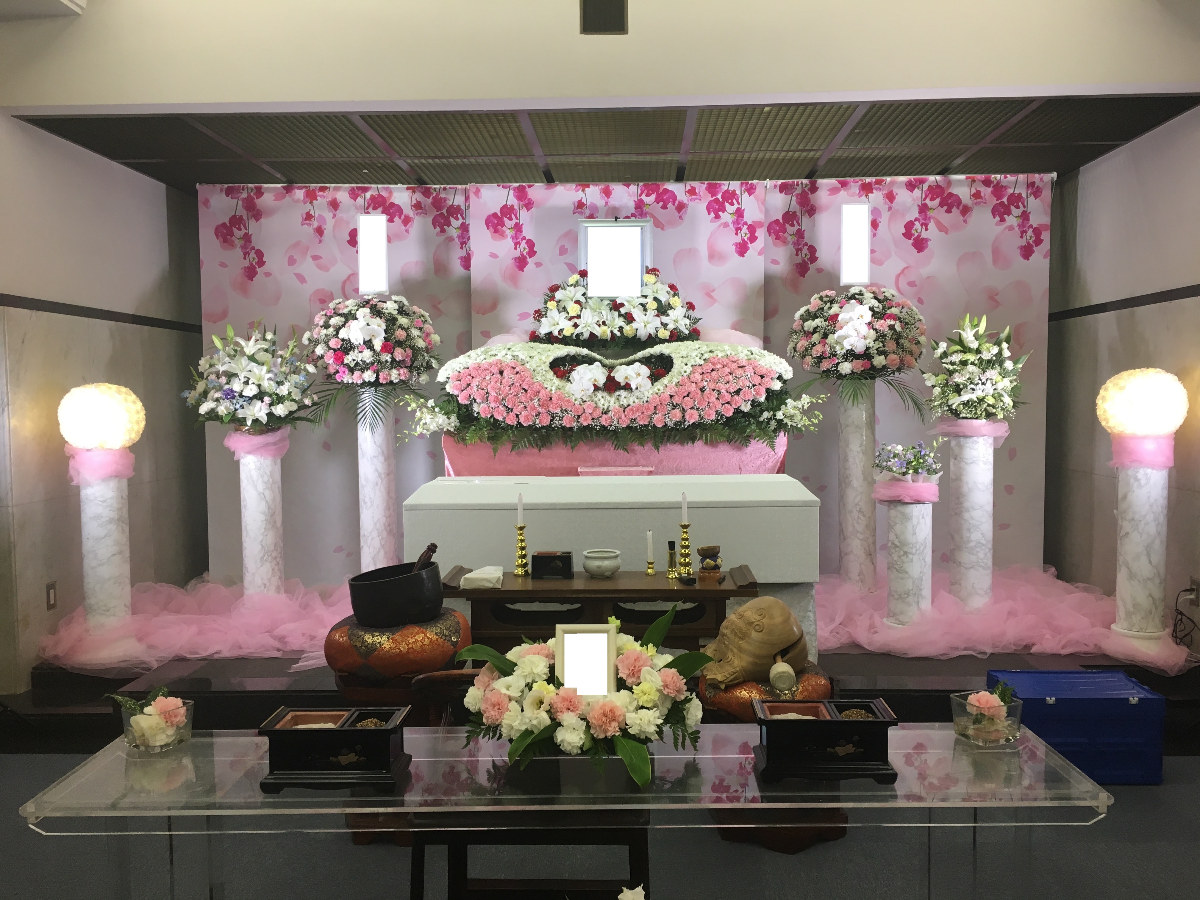 横浜市南部斎場 ご葬儀 お葬式 生花祭壇事例3 横浜市南部斎場利用のご葬儀 お葬式は横浜市民葬祭にお任せください 横浜市葬儀社 横浜市民葬祭 お 葬式 家族葬 一般葬