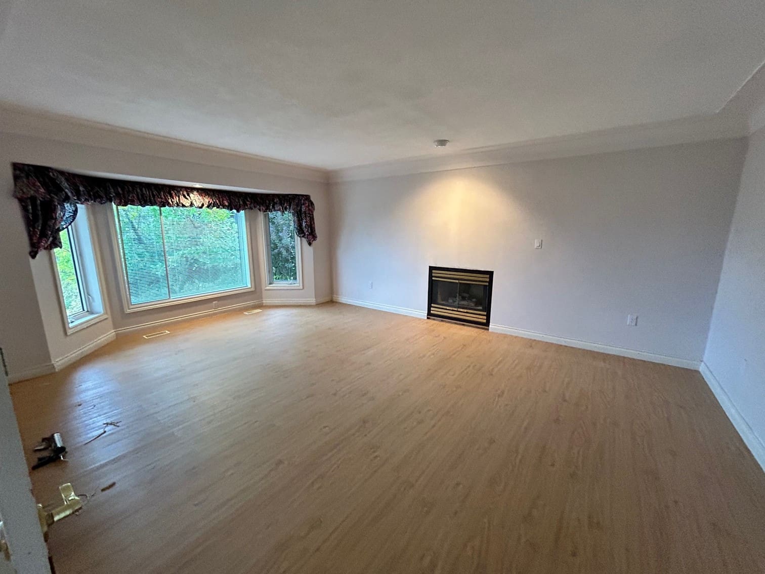 5 Bed+den 3 bath, glenmore *OPTION TO RENT 2nd building, 4 bag garage