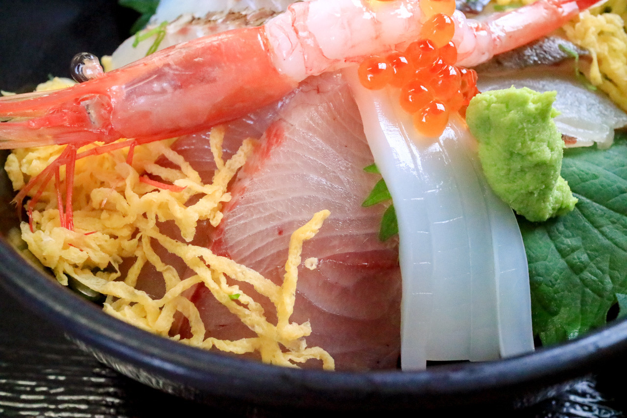 [鳥取グルメ] お魚センターみくりや2階「地魚料理 恵比須」で海鮮丼。まさかの甘い醤油で！ 鳥取たのしー め〜んずスタジオ