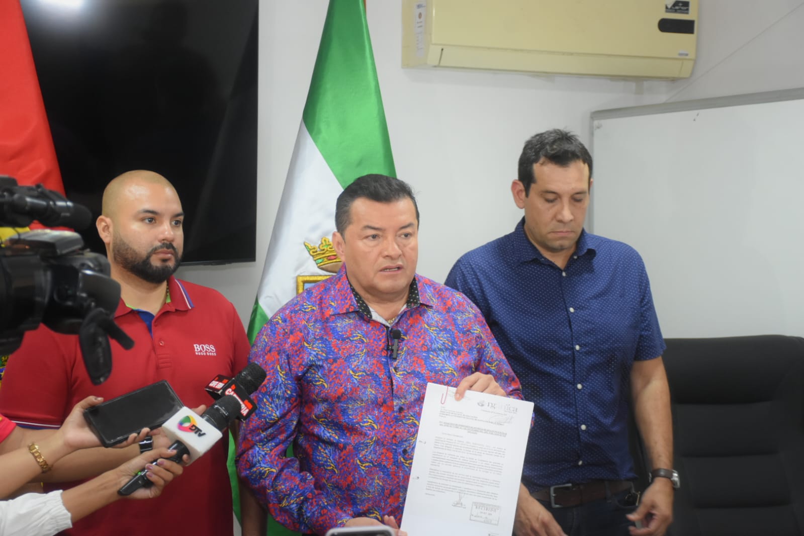 Alcalde Jhonny Fernández gestionará apoyo para bomberos en el