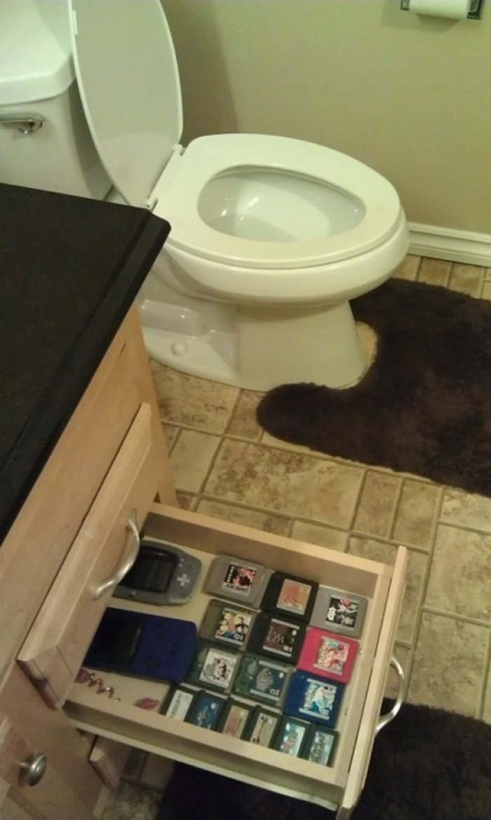 bathroomgaming1 Atchuup! Cool Stories Daily