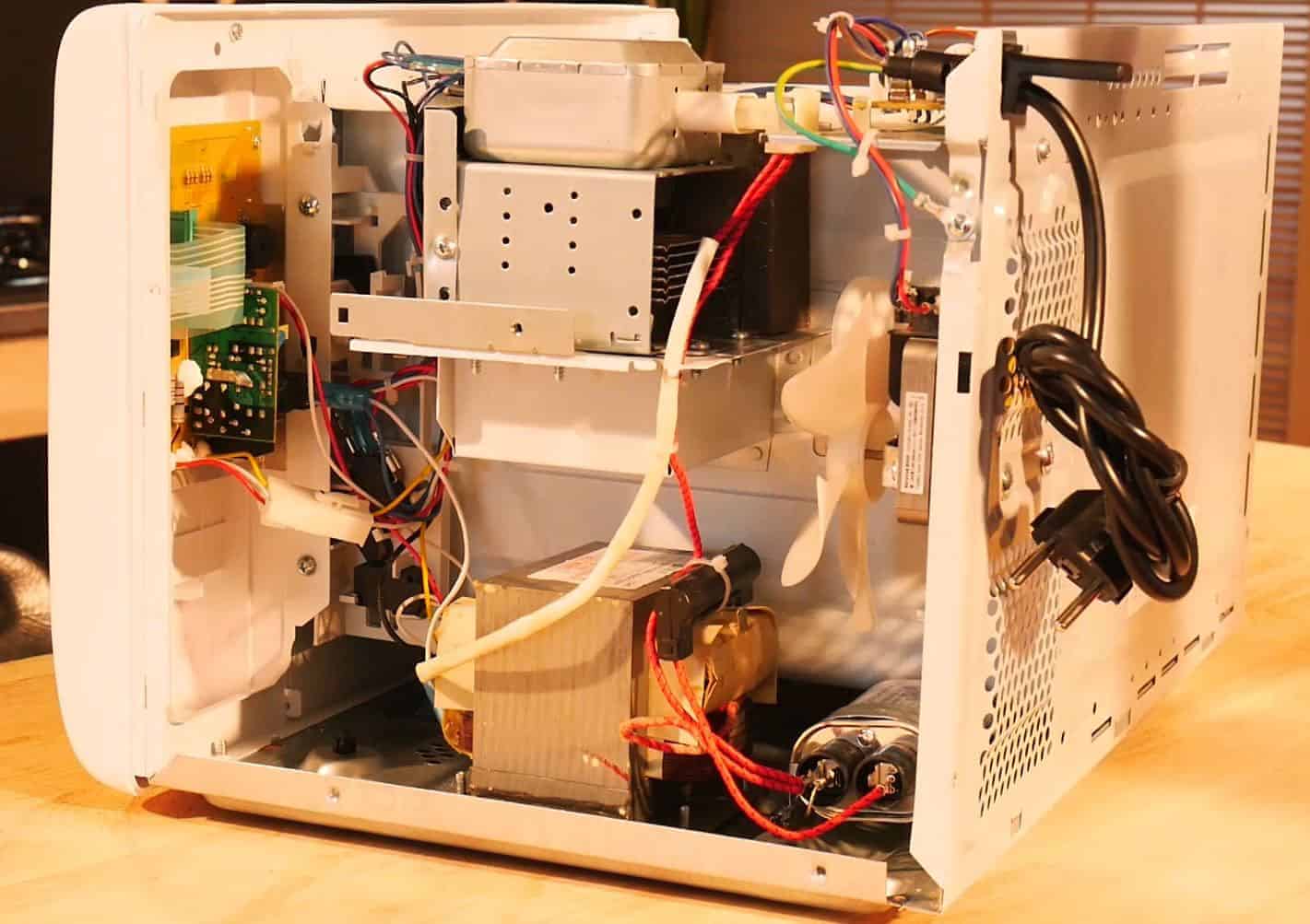 Comment remplacer le condensateur et la diode de son microondes