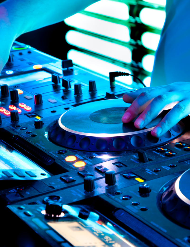 Play Bass Guitar and Classic Guitar in Qatar! With our experienced